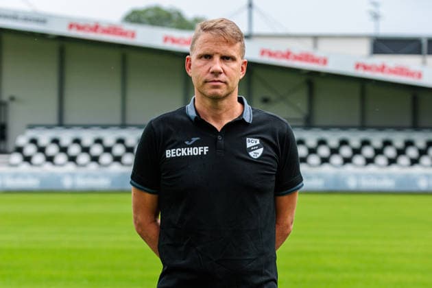 Matt Beadle (Technischer Direktor); SC Verl; 3. Liga, Porträttermin 2026 2027 GER, Porträttermin SC Verl, Fussball, 3. Liga, Spielzeit 2026 2027, 30.07.2026 GER, Porträttermin SC Verl, Fussball, 3. Liga, Spielzeit 2026 2027, 30.07.2026 Verl *** Matt Beadle, Technical Director, SC Verl, 3rd Division, Photo Shoot 2026–2027 GER, SC Verl Photo Shoot, Soccer, 3rd Division, 2026–2027 Season, July 30, 2026 GER, SC Verl portrait session, soccer, 3rd Division, 2026–2027 season, July 30, 2026 Verl Copyright: xEibner-Pressefoto JanxRollingerx EP_JSK