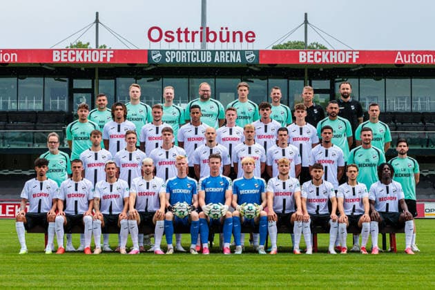 SC Verl; 3. Liga, Porträttermin 2026 2027, Mannschaftsfoto, vierte Reihe v.li.: Mele Mosqueda (Athletiktrainer), Arne Winter (Videoanalyst), Dr. Björn Blecher (Radiologe), Mirko Leesemann (Teammanager), Michael Schweika (Physiotherapeut), Sascha Naerger (Physiotherapeut), Matt Beadle (Technischer Direktor), Zlatko Janjic (Sportvorstand), dritte Reihe v.li.: Patrick Richter (Torwarttrainer, Joshua Eze, Yari Otto, Amin Farouk, Dennis Waidner, Antonio Foti, Janne Berner, Suat Bas (Co-Trainer), Robert Mainka (Co-Trainer), zweite Reihe v.li.: Johannes König (Zeugwart), Tim Hoffmann, Fabian Wessig, Tim Heike, Alem Japaur, Nick Seidel, Felix Vogler, Raphael Araoye, Orest Shala (Cheftrainer), Lukas Bilge, erste Reihe v.li.: Andre Leipold, Almin Mesanovic, Niko Kijewski, Paul Lehmann, Fabian Pekruhl, Timo Schlieck, Julian Fuest, Moritz Kaube, Bilal Yalcinkaya, Mika Clausen, Emmanuel Bamba GER, Porträttermin SC Verl, Fussball, 3. Liga, Spielzeit 2026 2027, 30.07.2026 GER, Porträttermin SC Verl, Fussball, 3. Liga, Spielzeit 2026 2027, 30.07.2026 Verl *** SC Verl 3rd Division, 2026–2027 Team Photo Shoot, Team Photo, fourth row from left: Mele Mosqueda, athletic trainer; Arne Winter, video analyst; Dr. Björn Blecher, radiologist; Mirko Leesemann, team manager; Michael Schweika, physical therapist; Sascha Naerger, physical therapist; Matt Beadle, technical director; Zlatko Janjic, sporting director; third row, from left: Patrick Richter, goalkeeper coach; Joshua Eze; Yari Otto; Amin Farouk; Dennis Waidner; Antonio Foti; Janne Berner, Suat Bas (assistant coach), Robert Mainka (assistant coach), second row from left: Johannes König (equipment manager), Tim Hoffmann, Fabian Wessig, Tim Heike, Alem Japaur, Nick Seidel, Felix Vogler, Raphael Araoye, Orest Shala, Head Coach; Lukas Bilge; first row, from left: Andre Leipold, Almin Mesanovic, Niko Kijewski, Paul Lehmann, Fabian Pekruhl, Timo Schlieck, Julian Fuest, Moritz Kaube, Bilal Yalcinkaya, Mika Clausen, Emmanuel Bamba GER, SC Verl photo shoot, soccer, 3rd League, 2026–2027 season, July 30, 2026 GER, SC Verl photo shoot, soccer, 3rd League, 2026–2027 season, July 30, 2026 Verl Copyright: xEibner-Pressefoto JanxRollingerx EP_JSK