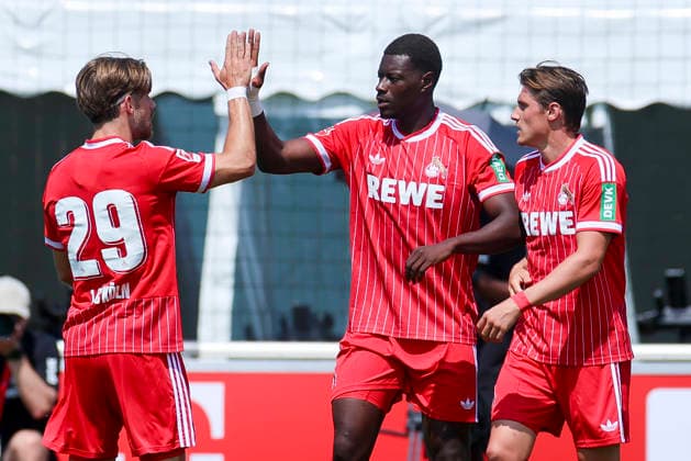 Ragnar Prince Friedel Ache (1. FC Köln) bejubelt seinen Treffer zum 1:0 mit Jan Thielmann (1. FC Köln) und Alessio Castro-Montes (1. FC Köln), Friendly match, 1. FC Köln v Hertha BSC Berlin, Koasastadion am 31. July 2026 in St. Johann in Tirol, Österreich. (Foto von Marco Steinbrenner DeFodi Images) Ragnar Prince Friedel Ache (1. FC Köln) celebrates after scoring his teams first goal with Jan Thielmann (1. FC Köln) and Alessio Castro-Montes (1. FC Köln), Friendly match, 1. FC Köln v Hertha BSC Berlin, Koasastadion, July 31, 2026 in St. Johann in Tirol, Austria. (Photo by Marco Steinbrenner DeFodi Images) - *** Ragnar Prince Friedel Ache of 1. FC Köln celebrates his goal to make it 1–0 with Jan Thielmann of 1. FC Köln and Alessio Castro Montes of 1. FC Köln, Friendly match, 1. FC Köln vs. Hertha BSC Berlin, Koasastadion on July 31, 2026, in St. Johann in Tirol, Austria. Photo by Marco Steinbrenner, DeFodi Images. Ragnar Prince Friedel Ache of 1. FC Köln celebrates after scoring his team’s first goal with Jan Thielmann of 1. FC Köln and Alessio Castro Montes of 1. FC Köln, Friendly match, 1. FC Köln vs. Hertha BSC Berlin, Koasastadion, July 31, 2026, in St. Johann in Tirol, Austria. Photo by Marco Steinbrenner, DeFodi Images