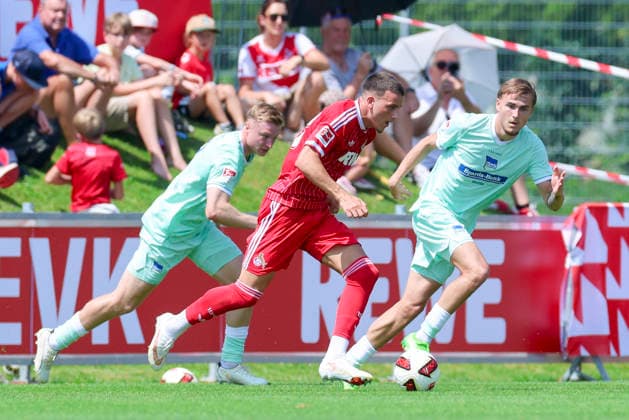 Julian Eitschberger (Hertha BSC Berlin), Said El Mala (1. FC Köln) und Marten Winkler (Hertha BSC Berlin) kämpfen um den Ball, Friendly match, 1. FC Köln v Hertha BSC Berlin, Koasastadion am 31. July 2026 in St. Johann in Tirol, Österreich. (Foto von Marco Steinbrenner DeFodi Images) Julian Eitschberger (Hertha BSC Berlin), Said El Mala (1. FC Köln) und Marten Winkler (Hertha BSC Berlin) battle for the ball, Friendly match, 1. FC Köln v Hertha BSC Berlin, Koasastadion, July 31, 2026 in St. Johann in Tirol, Austria. (Photo by Marco Steinbrenner DeFodi Images) - *** Julian Eitschberger (Hertha BSC Berlin), Said El Mala (1. FC Köln), and Marten Winkler (Hertha BSC Berlin) battle for the ball, Friendly match, 1. FC Köln vs. Hertha BSC Berlin, Koasastadion on July 31, 2026, in St. Johann in Tirol, Austria. Photo by Marco Steinbrenner, DeFodi Images. Julian Eitschberger (Hertha BSC Berlin), Said El Mala (1. FC Köln), and Marten Winkler (Hertha BSC Berlin) battle for the ball, Friendly match, 1 FC Köln vs. Hertha BSC Berlin, Koasastadion, July 31, 2026, in St. Johann in Tirol, Austria. Photo by Marco Steinbrenner, DeFodi Images