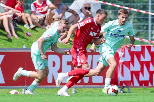 Julian Eitschberger (Hertha BSC Berlin), Said El Mala (1. FC Köln) und Marten Winkler (Hertha BSC Berlin) kämpfen um den Ball, Friendly match, 1. FC Köln v Hertha BSC Berlin, Koasastadion am 31. July 2026 in St. Johann in Tirol, Österreich. (Foto von Marco Steinbrenner DeFodi Images) Julian Eitschberger (Hertha BSC Berlin), Said El Mala (1. FC Köln) und Marten Winkler (Hertha BSC Berlin) battle for the ball, Friendly match, 1. FC Köln v Hertha BSC Berlin, Koasastadion, July 31, 2026 in St. Johann in Tirol, Austria. (Photo by Marco Steinbrenner DeFodi Images) - *** Julian Eitschberger (Hertha BSC Berlin), Said El Mala (1. FC Köln), and Marten Winkler (Hertha BSC Berlin) battle for the ball, Friendly match, 1. FC Köln vs. Hertha BSC Berlin, Koasastadion on July 31, 2026, in St. Johann in Tirol, Austria. Photo by Marco Steinbrenner, DeFodi Images. Julian Eitschberger (Hertha BSC Berlin), Said El Mala (1. FC Köln), and Marten Winkler (Hertha BSC Berlin) battle for the ball, Friendly match, 1 FC Köln vs. Hertha BSC Berlin, Koasastadion, July 31, 2026, in St. Johann in Tirol, Austria. Photo by Marco Steinbrenner, DeFodi Images
