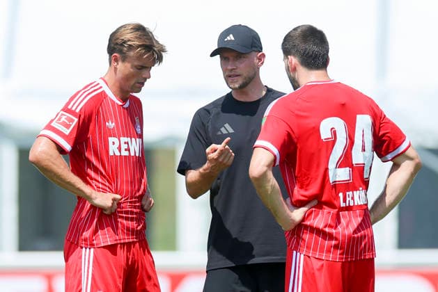 Joel Pascal Schmied (1. FC Köln), Trainer Rene Wagner (1. FC Köln) und Luka Lochoshvili (1. FC Köln) unterhalten sich, Friendly match, 1. FC Köln v Hertha BSC Berlin, Koasastadion am 31. July 2026 in St. Johann in Tirol, Österreich. (Foto von Marco Steinbrenner DeFodi Images) Joel Pascal Schmied (1. FC Köln), Trainer Rene Wagner (1. FC Köln) und Luka Lochoshvili (1. FC Köln) talk together, Friendly match, 1. FC Köln v Hertha BSC Berlin, Koasastadion, July 31, 2026 in St. Johann in Tirol, Austria. (Photo by Marco Steinbrenner DeFodi Images) - *** Joel Pascal Schmied of 1. FC Köln, coach Rene Wagner of 1. FC Köln, and Luka Lochoshvili of 1. FC Köln are talking; friendly match, 1. FC Köln vs. Hertha BSC Berlin, Koasa Stadium on July 31, 2026, in St. Johann in Tirol, Austria. Photo by Marco Steinbrenner, DeFodi Images. Joel Pascal Schmied of 1. FC Köln, coach Rene Wagner of 1. FC Köln, and Luka Lochoshvili of 1. FC Köln are talking together, Friendly match, 1 FC Köln vs. Hertha BSC Berlin, Koasa Stadium, July 31, 2026, in St. Johann in Tirol, Austria. Photo by Marco Steinbrenner, DeFodi Images