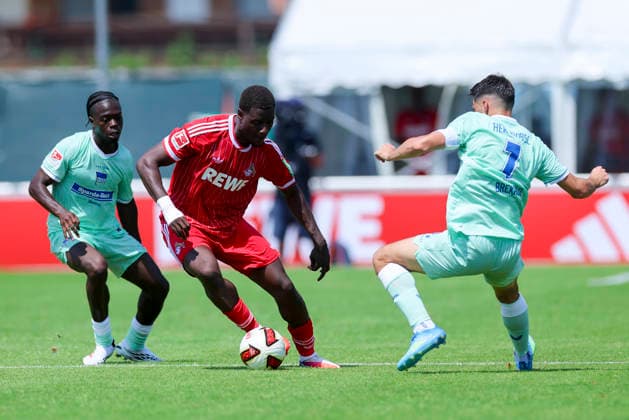 Boris Mamuzah Lum (Hertha BSC Berlin), Ragnar Prince Friedel Ache (1. FC Köln) und Josip Brekalo (Hertha BSC Berlin) kämpfen um den Ball, Friendly match, 1. FC Köln v Hertha BSC Berlin, Koasastadion am 31. July 2026 in St. Johann in Tirol, Österreich. (Foto von Marco Steinbrenner DeFodi Images) Boris Mamuzah Lum (Hertha BSC Berlin), Ragnar Prince Friedel Ache (1. FC Köln) und Josip Brekalo (Hertha BSC Berlin) battle for the ball, Friendly match, 1. FC Köln v Hertha BSC Berlin, Koasastadion, July 31, 2026 in St. Johann in Tirol, Austria. (Photo by Marco Steinbrenner DeFodi Images) - *** Boris Mamuzah Lum of Hertha BSC Berlin, Ragnar Prince Friedel Ache of 1. FC Köln, and Josip Brekalo of Hertha BSC Berlin battle for the ball, Friendly match, 1 FC Köln vs. Hertha BSC Berlin, Koasastadion on July 31, 2026, in St. Johann in Tirol, Austria. Photo by Marco Steinbrenner, DeFodi Images. Boris Mamuzah Lum of Hertha BSC Berlin, Ragnar Prince Friedel Ache of 1 FC Köln and Josip Brekalo of Hertha BSC Berlin battle for the ball, Friendly match, 1 FC Köln vs. Hertha BSC Berlin, Koasastadion, July 31, 2026, in St. Johann in Tirol, Austria. Photo by Marco Steinbrenner, DeFodi Images
