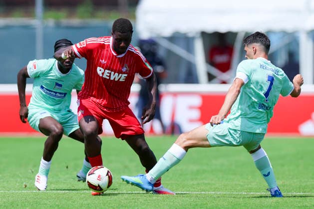Boris Mamuzah Lum (Hertha BSC Berlin), Ragnar Prince Friedel Ache (1. FC Köln) und Josip Brekalo (Hertha BSC Berlin) kämpfen um den Ball, Friendly match, 1. FC Köln v Hertha BSC Berlin, Koasastadion am 31. July 2026 in St. Johann in Tirol, Österreich. (Foto von Marco Steinbrenner DeFodi Images) Boris Mamuzah Lum (Hertha BSC Berlin), Ragnar Prince Friedel Ache (1. FC Köln) und Josip Brekalo (Hertha BSC Berlin) battle for the ball, Friendly match, 1. FC Köln v Hertha BSC Berlin, Koasastadion, July 31, 2026 in St. Johann in Tirol, Austria. (Photo by Marco Steinbrenner DeFodi Images) - *** Boris Mamuzah Lum of Hertha BSC Berlin, Ragnar Prince Friedel Ache of 1. FC Köln, and Josip Brekalo of Hertha BSC Berlin battle for the ball, Friendly match, 1 FC Köln vs. Hertha BSC Berlin, Koasastadion on July 31, 2026, in St. Johann in Tirol, Austria. Photo by Marco Steinbrenner, DeFodi Images. Boris Mamuzah Lum of Hertha BSC Berlin, Ragnar Prince Friedel Ache of 1 FC Köln and Josip Brekalo of Hertha BSC Berlin battle for the ball, Friendly match, 1 FC Köln vs. Hertha BSC Berlin, Koasastadion, July 31, 2026, in St. Johann in Tirol, Austria. Photo by Marco Steinbrenner, DeFodi Images