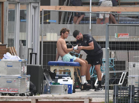 31.07.2026, xophax, Fussball 1.Bundesliga, 1.FC Koeln Trainingslager . Mannschaft des 1.FC Köln in Kitzbühel .Training in Sankt Johann. Freundschaftsspiel St.Johann in Tirol gegen Hertha BSC. 1.FC Köln - Hertha. Linus Gechter ( Hertha BSC ) wird in einer Baustelle am Stadion vor dem Spiel behandelt Kitzbühel *** July 31, 2026, xophax, Soccer, Bundesliga 1, 1. FC Köln Training Camp: 1. FC Köln team in Kitzbühel; training in Sankt Johann; friendly match in St. Johann in Tirol against Hertha BSC; 1. FC Köln; Hertha; Linus Gechter; Hertha BSC is being treated at a construction site near the stadium before the game; Kitzbühel