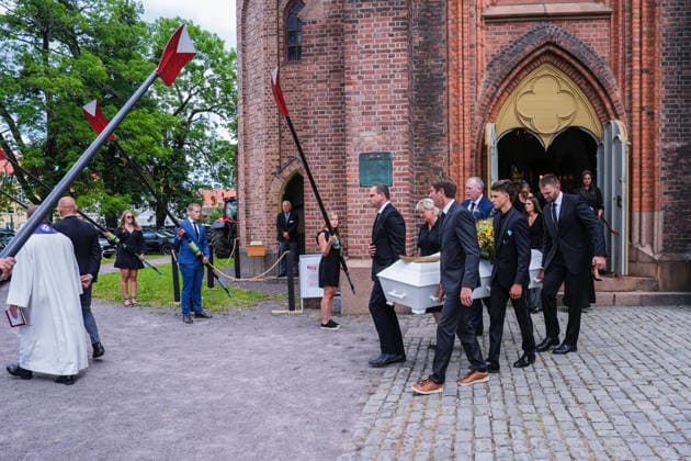 Funeral for rower Olaf Tufte Horten 20260731. The casket of Olympic and World rowing champion Olaf Tufte is carried from Horten Church after his funeral service. Tufte died from a heart attack on 21 July, at the age of 50. He retired after the Tokyo Olympics in 2021, closing an elite international career lasting 26 seasons. Photo: Terje Bendiksby NTB POOL Horten Norway EDITORIAL USE ONLY. RESTRICTED USE FOR BETTING COMPANIES Ref:_SPOB1WzhHEi0-c.jpg *** Funeral for rower Olaf Tufte, Horten, July 31, 2026. The casket of Olympic and World rowing champion Olaf Tufte is carried from Horten Church after his funeral service. Tufte died of a heart attack on July 21, at the age of 50. He retired after the Tokyo Olympics in 2021, bringing to a close an elite international career spanning 26 seasons. Photo: Terje Bendiksby, NTB POOL, Horten, Norway. EDITORIAL USE ONLY. RESTRICTED USE FOR BETTING COMPANIES.  Copyright: xTerjexBendiksbyx xNTBx