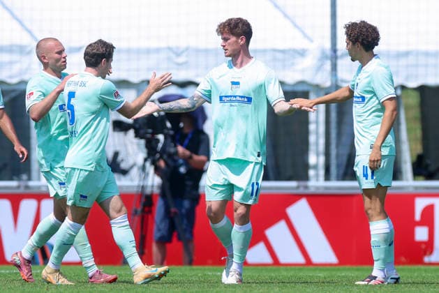 Sport Bilder des Tages Sebastian Gronning Andersen (Hertha BSC Berlin) bejubelt seinen Treffer mit den Teamkollegen, Friendly match, 1. FC Köln v Hertha BSC Berlin, Koasastadion am 31. July 2026 in St. Johann in Tirol, Österreich. (Foto von Marco Steinbrenner DeFodi Images) Sebastian Gronning Andersen (Hertha BSC Berlin) celebrates his goal with teammates, Friendly match, 1. FC Köln v Hertha BSC Berlin, Koasastadion, July 31, 2026 in St. Johann in Tirol, Austria. (Photo by Marco Steinbrenner DeFodi Images) - *** Sebastian Gronning Andersen of Hertha BSC Berlin celebrates his goal with his teammates, Friendly match, 1. FC Köln vs. Hertha BSC Berlin, Koasastadion on July 31, 2026, in St. Johann in Tirol, Austria Photo by Marco Steinbrenner DeFodi Images Sebastian Gronning Andersen of Hertha BSC Berlin celebrates his goal with teammates, Friendly match, 1 FC Köln vs. Hertha BSC Berlin, Koasastadion, July 31, 2026, in St. Johann in Tirol, Austria. Photo by Marco Steinbrenner, DeFodi Images