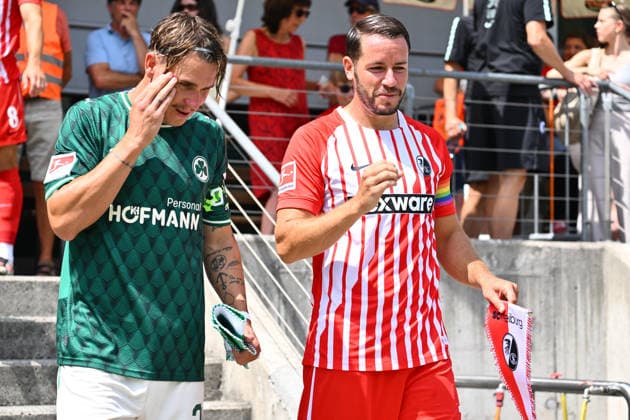 31.07.2026 - Fussball - Saison 2026 2027 - Testspiel Freundschaftsspiel Vorbereitungsspiel - SC Freiburg - SpVgg Greuther Fürth ( Kleeblatt ) - - Sportfoto Zink - xwoxzix - regulations prohibit any use of photographs as image sequences and or quasi-video - only for editorial use - Felix Klaus (30, SpVgg Greuther Fürth ) Christian Günter (30, SC Freiburg ) vor Spielbeginn *** July 31, 2026 Soccer Season 2026–2027 Exhibition Match Friendly Match Preseason Match SC Freiburg vs. SpVgg Greuther Fürth Kleeblatt Sports photo by Zink xwoxzix; regulations prohibit any use of photographs as image sequences and or quasi-video; for editorial use only. Felix Klaus 30, SpVgg Greuther Fürth; Christian Günter 30, SC Freiburg, before kickoff
