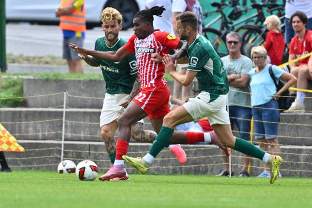 31.07.2026 - Fussball - Saison 2026 2027 - Testspiel Freundschaftsspiel Vorbereitungsspiel - SC Freiburg - SpVgg Greuther Fürth ( Kleeblatt ) - - Sportfoto Zink - xwoxzix - regulations prohibit any use of photographs as image sequences and or quasi-video - only for editorial use - Cyriaque Irie (22, SC Freiburg ) gegen Ole Pohlmann (10, SpVgg Greuther Fürth ) Dennis Srbeny (7, SpVgg Greuther Fürth ) *** July 31, 2026 Soccer Season 2026–2027 Exhibition Match Friendly Match Preseason Match SC Freiburg vs. SpVgg Greuther Fürth Kleeblatt Sports Photo by Zink xwoxzix; regulations prohibit any use of photographs as image sequences and or quasi-video; for editorial use only. Cyriaque Irie 22, SC Freiburg vs. Ole Pohlmann 10, SpVgg Greuther Fürth; Dennis Srbeny 7, SpVgg Greuther Fürth