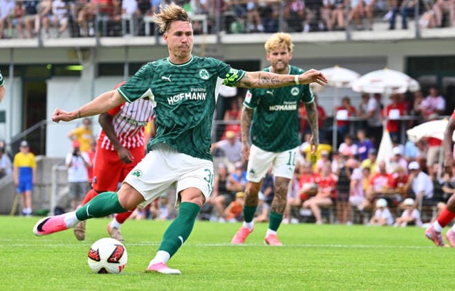 31.07.2026 - Fussball - Saison 2026 2027 - Testspiel Freundschaftsspiel Vorbereitungsspiel - SC Freiburg - SpVgg Greuther Fürth ( Kleeblatt ) - - Sportfoto Zink - xwoxzix - regulations prohibit any use of photographs as image sequences and or quasi-video - only for editorial use - Felix Klaus (30, SpVgg Greuther Fürth ) erzielt Treffer Tor Torschuß zum 0:1 per Elfmeter Strafstoß *** July 31, 2026 Soccer Season 2026–2027 Exhibition Match Friendly Match Preseason Match SC Freiburg SpVgg Greuther Fürth Kleeblatt Sports Photo by Zink xwoxzix; regulations prohibit any use of photographs as image sequences and or quasi-video; for editorial use only. Felix Klaus 30, SpVgg Greuther Fürth scores a goal—a shot on goal resulting in a 0–1 lead via a penalty kick