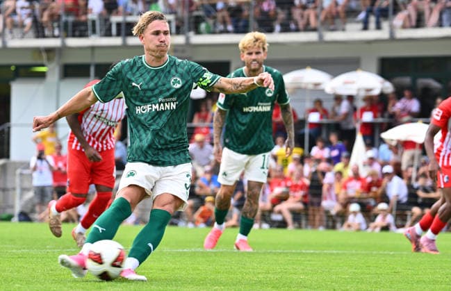 31.07.2026 - Fussball - Saison 2026 2027 - Testspiel Freundschaftsspiel Vorbereitungsspiel - SC Freiburg - SpVgg Greuther Fürth ( Kleeblatt ) - - Sportfoto Zink - xwoxzix - regulations prohibit any use of photographs as image sequences and or quasi-video - only for editorial use - Felix Klaus (30, SpVgg Greuther Fürth ) erzielt Treffer Tor Torschuß zum 0:1 per Elfmeter Strafstoß *** July 31, 2026 Soccer Season 2026–2027 Exhibition Match Friendly Match Preseason Match SC Freiburg SpVgg Greuther Fürth Kleeblatt Sports Photo by Zink xwoxzix; regulations prohibit any use of photographs as image sequences and or quasi-video; for editorial use only. Felix Klaus 30, SpVgg Greuther Fürth scores a goal—a shot on goal resulting in a 0–1 lead via a penalty kick