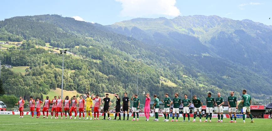Sport Bilder des Tages 31.07.2026 - Fussball - Saison 2026 2027 - Testspiel Freundschaftsspiel Vorbereitungsspiel - SC Freiburg - SpVgg Greuther Fürth ( Kleeblatt ) - - Sportfoto Zink - xwoxzix - regulations prohibit any use of photographs as image sequences and or quasi-video - only for editorial use - Mannschaft Team präsentiert sich den Zuschauern - Panorama Bergpanorama *** July 31, 2026 Soccer Season 2026–2027 Exhibition Match Friendly Match Preseason Match SC Freiburg vs. SpVgg Greuther Fürth Kleeblatt Sports Photo by Zink xwoxzix; regulations prohibit any use of photographs as image sequences and or quasi-video; for editorial use only. The team presents themselves to the spectators; mountain panorama