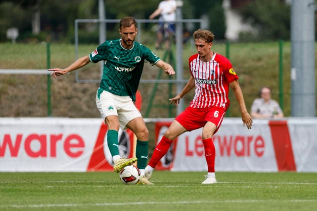 Dennis Srbeny (SpVgg Greuther Fürth, 07) und Patrick Osterhage (SC Freiburg, 06) im Zweikampf , Österreich, Fussball, Testspiel, 2026 2027, vs. , 31.07.2026, Schruns Fussballplatz Österreich *** Dennis Srbeny (SpVgg Greuther Fürth, 07) and Patrick Osterhage (SC Freiburg, 06) in a tackle, Austria, soccer, friendly match, 2026–2027, vs., July 31, 2026, Schrun Soccer Field, Austria Copyright: xGrantxHubbsx