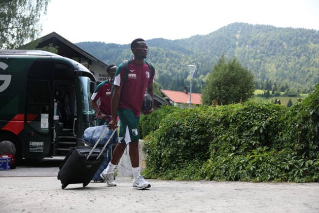 31.07.2026, GER, Fussball, Herren, FC Augsburg, 1. BL, Saison 2026 2027, Trainingslager, Achensee, Ankunft, Posthotel Der FC Augsburg ist am Mannschaftshotel im Trainingslager in Achenkirch angekommen. Uchenna Ugundu läuft mit Koffer zum Eingang. Achenkirch *** July 31, 2026, GER, Soccer, Men s, FC Augsburg, Bundesliga 1, 2026–2027 season, training camp, Achensee, arrival, Posthotel FC Augsburg has arrived at the team hotel for its training camp in Achenkirch. Uchenna Ugundu walks toward the entrance in Achenkirch carrying his suitcase.