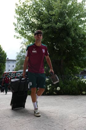 31.07.2026, GER, Fussball, Herren, FC Augsburg, 1. BL, Saison 2026 2027, Trainingslager, Achensee, Ankunft, Posthotel Der FC Augsburg ist am Mannschaftshotel im Trainingslager in Achenkirch angekommen. Rodrigo Ribeiro läuft mit Koffer zum Eingang. Achenkirch *** July 31, 2026, GER, Soccer, Men s, FC Augsburg, 1st Bundesliga, 2026–2027 season, training camp, Achensee, arrival, Posthotel FC Augsburg has arrived at the team hotel for its training camp in Achenkirch. Rodrigo Ribeiro walks toward the entrance in Achenkirch carrying his suitcase.