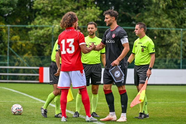 260731 Standard de Liege vs Arminia Bielefeld Marlon Fossey (13) of Standard CL and Maximilian Bauer (5) of Arminia Bielefeld before a friendly soccer game in the preparations ahead of the Jupiler Pro League season 2026 - 2027 between Standard de Liege and Arminia Bielefeld from Germany on July 31 , 2026 in Liege, Belgium. (Photo by Stijn Audooren Isosport) Liege SL16 Football Campus Liege Belgium  Copyright: xIsosportxStijnxAudoorenx