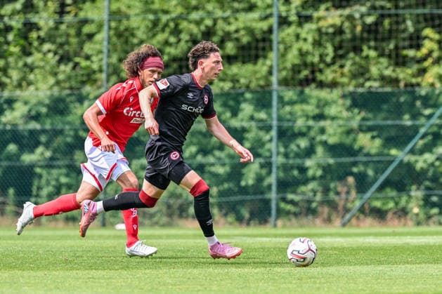 Sport Bilder des Tages 260731 Standard de Liege vs Arminia Bielefeld Marlon Fossey (13) of Standard CL and Jannik Rochelt (10) of Arminia Bielefeld during a friendly soccer game in the preparations ahead of the Jupiler Pro League season 2026 - 2027 between Standard de Liege and Arminia Bielefeld from Germany on July 31 , 2026 in Liege, Belgium. (Photo by Stijn Audooren Isosport) Liege SL16 Football Campus Liege Belgium  Copyright: xIsosportxStijnxAudoorenx
