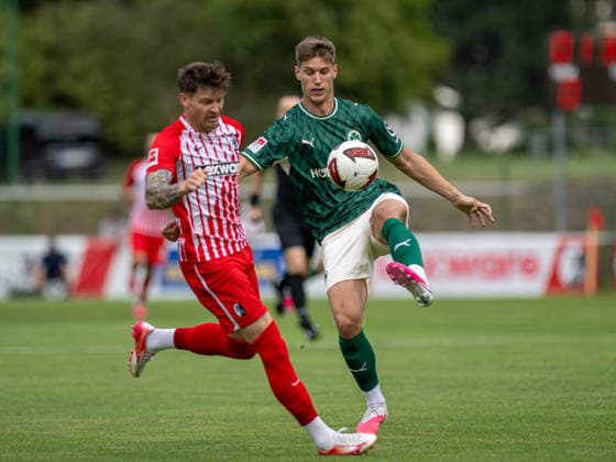 SOCCER - Freiburg vs Fuerth, test match SCHRUNS,AUSTRIA,31.JUL.26 - SOCCER - 1. DFL, 1. Deutsche Bundesliga, 2. DFL, 2. Deutsche Bundesliga, SC Freiburg vs SpVgg Greuther Fuerth, test match. Image shows Lukas Kuebler (Freiburg) and Jonas Schwarz (Goefis).  GEPAxpictures xOliverxLerch