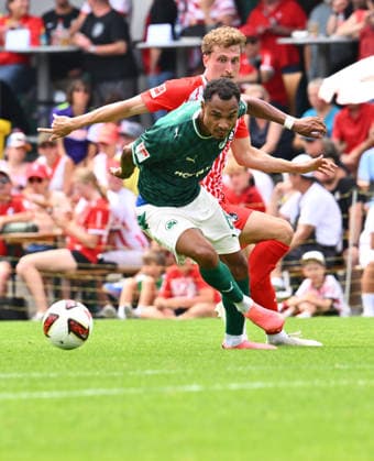 31.07.2026 - Fussball - Saison 2026 2027 - Testspiel Freundschaftsspiel Vorbereitungsspiel - SC Freiburg - SpVgg Greuther Fürth ( Kleeblatt ) - - Sportfoto Zink - xwoxzix - regulations prohibit any use of photographs as image sequences and or quasi-video - only for editorial use - Sacha Banse Bansé (6, SpVgg Greuther Fürth ) vor Patrick Osterhage (6, SC Freiburg ) *** July 31, 2026 Soccer Season 2026–2027 Exhibition Match Friendly Match Preseason Match SC Freiburg vs. SpVgg Greuther Fürth Kleeblatt Sports Photo by Zink xwoxzix; regulations prohibit any use of photographs as image sequences and or quasi-video; for editorial use only. Sacha Banse Bansé 6, SpVgg Greuther Fürth ahead of Patrick Osterhage 6, SC Freiburg