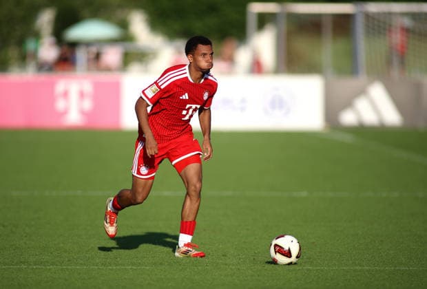 Fussball, Herren, Bundesliga, Saison 2026 2027, FC Rottach-Egern - FC Bayern München, Testspiel, Trainingslager, Rottach-Egern Vincent Manuba (FC Bayern München) mit Ball im Angriff *** Soccer, Men s, Bundesliga, 2026–2027 Season, FC Rottach Egern vs. FC Bayern Munich, Friendly Match, Training Camp, Rottach Egern: Vincent Manuba of FC Bayern Munich on the attack with the ball