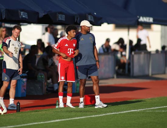 Fussball, Herren, Bundesliga, Saison 2026 2027, FC Rottach-Egern - FC Bayern München, Testspiel, Trainingslager, Rottach-Egern Nathaniel Brown (FC Bayern München) (li.) mit Vincent Kompany, Trainer (FC Bayern München) (re.) an der Seitenlinie stehend vor seiner Einwechslung *** Soccer, Men s, Bundesliga, 2026–2027 Season, FC Rottach Egern vs. FC Bayern Munich, Friendly Match, Training Camp, Rottach Egern: Nathaniel Brown (FC Bayern Munich, left) with Vincent Kompany (FC Bayern Munich coach, right), standing on the sideline before his substitution