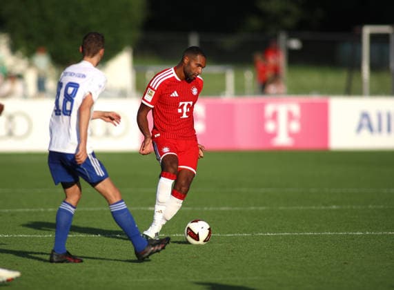 Fussball, Herren, Bundesliga, Saison 2026 2027, FC Rottach-Egern - FC Bayern München, Testspiel, Trainingslager, Rottach-Egern Jonathan Tah (FC Bayern München) spielt einen Ball *** Soccer, Men s, Bundesliga, 2026–2027 Season, FC Rottach Egern vs. FC Bayern Munich, Friendly Match, Training Camp, Rottach Egern, Jonathan Tah, FC Bayern Munich Kicks the Ball