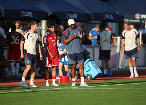 Fussball, Herren, Bundesliga, Saison 2026 2027, FC Rottach-Egern - FC Bayern München, Testspiel, Trainingslager, Rottach-Egern Nuraj Skender (FC Bayern München) (li.) mit Vincent Kompany, Trainer (FC Bayern München) (re.) stehend an der Seitenlinie vor seiner Einwechslung, letze Anweisungen *** Soccer, Men s, Bundesliga, 2026–2027 Season, FC Rottach Egern vs. FC Bayern Munich, Friendly Match, Training Camp, Rottach Egern: Nuraj Skender (FC Bayern Munich, left) with Vincent Kompany (FC Bayern Munich coach, right), standing on the sideline before his substitution, giving final instructions