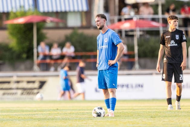 VfB Friedrichshafen vs. SSV Ulm 1846 Fußball, Fussball, Wfv-Pokal, 2. Runde, Zeppelinstadion Friedrichshafen 29.07.26 Dennis Blaser (VfB Friedrichshafen, 22) am Anstoßpunkt VfB Friedrichshafen vs. SSV Ulm 1846 Fußball, Fussball, Wfv-Pokal, 2. Runde, Zeppelinstadion Friedrichshafen 29.07.26 Foto: Lucca Fundel Friedrichshafen Zeppelinstadion Baden-Württemberg Deutschland *** VfB Friedrichshafen vs. SSV Ulm 1846 Soccer, Wfv Cup, 2nd Round, Zeppelinstadion Friedrichshafen, July 29, 2026. Dennis Blaser of VfB Friedrichshafen, age 22, at the kickoff spot. VfB Friedrichshafen vs. SSV Ulm 1846 Soccer, WfV Cup, 2nd Round, Zeppelin Stadium, Friedrichshafen, July 29, 2026. Photo by Lucca Fundel. Friedrichshafen, Zeppelin Stadium, Baden-Württemberg, Germany