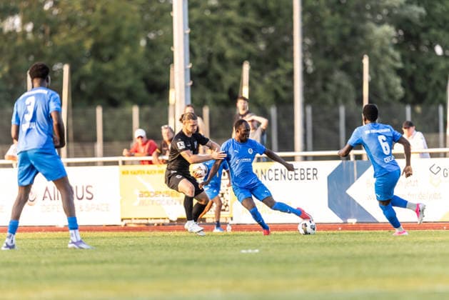 VfB Friedrichshafen vs. SSV Ulm 1846 Fußball, Fussball, Wfv-Pokal, 2. Runde, Zeppelinstadion Friedrichshafen 29.07.26 v.l. Dennis Chessa (SSV Ulm 1846 Fußball, 11), Mulai Danfa Fati (VfB Friedrichshafen, 07) VfB Friedrichshafen vs. SSV Ulm 1846 Fußball, Fussball, Wfv-Pokal, 2. Runde, Zeppelinstadion Friedrichshafen 29.07.26 Foto: Lucca Fundel Friedrichshafen Zeppelinstadion Baden-Württemberg Deutschland *** VfB Friedrichshafen vs. SSV Ulm 1846 Soccer, Wfv Cup, 2nd Round, Zeppelinstadion Friedrichshafen, July 29, 2026; from left: Dennis Chessa (SSV Ulm 1846), soccer; 11, Mulai Danfa Fati (VfB Friedrichshafen), 07 VfB Friedrichshafen vs. SSV Ulm 1846 Soccer, WfV Cup, 2nd Round, Zeppelinstadion Friedrichshafen, July 29, 2026. Photo by Lucca Fundel, Friedrichshafen, Zeppelinstadion, Baden-Württemberg, Germany
