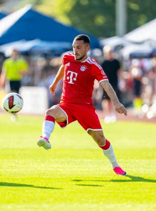 30.07.2026, Fussball Bundesliga 2026 2027, Trainingslager FC Bayern München in Rottach-Egern am Tegernsee (Bayern). Testspiel FC Rottach Egern - FC Bayern München, Arijon Ibrahimovic (Bayern München) am Ball *** July 30, 2026, 2026–2027 Bundesliga, FC Bayern Munich training camp in Rottach Egern on Lake Tegernsee, Bavaria; friendly match between FC Rottach Egern and FC Bayern Munich; Arijon Ibrahimovic of Bayern Munich in action
