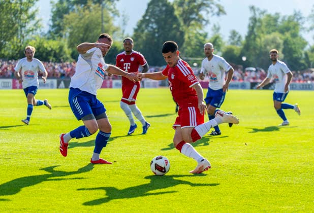 30.07.2026, Fussball Bundesliga 2026 2027, Trainingslager FC Bayern München in Rottach-Egern am Tegernsee (Bayern). Testspiel FC Rottach Egern - FC Bayern München, Felipe Chavez (re, BAyern München) *** July 30, 2026, 2026–2027 Bundesliga, FC Bayern Munich training camp in Rottach Egern on Lake Tegernsee, Bavaria; friendly match between FC Rottach Egern and FC Bayern Munich, Felipe Chavez (right), Bayern Munich