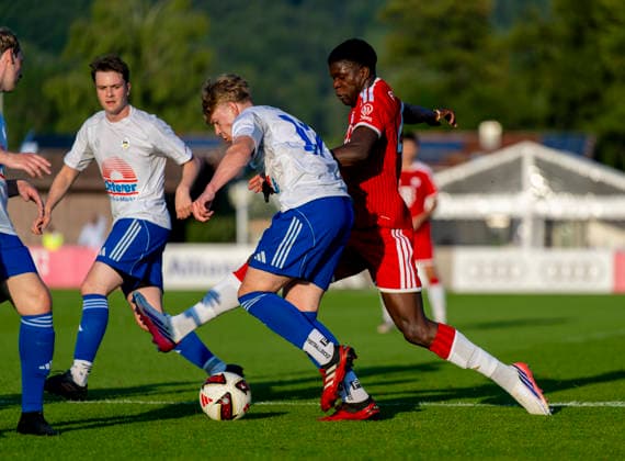 30.07.2026, Fussball Bundesliga 2026 2027, Trainingslager FC Bayern München in Rottach-Egern am Tegernsee (Bayern). Testspiel FC Rottach Egern - FC Bayern München, Bastian Assomo (Bayern München) im Zweikampf *** July 30, 2026, 2026–2027 Bundesliga, FC Bayern Munich training camp in Rottach Egern on Lake Tegernsee, Bavaria; friendly match between FC Rottach Egern and FC Bayern Munich; Bastian Assomo of FC Bayern Munich in a tackle