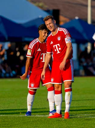 30.07.2026, Fussball Bundesliga 2026 2027, Trainingslager FC Bayern München in Rottach-Egern am Tegernsee (Bayern). Testspiel FC Rottach Egern - FC Bayern München, v.li: Maycon Cardozo (FC Bayern München) und Joshua Kimmich (FC Bayern München) lachend *** July 30, 2026, 2026–2027 Bundesliga, FC Bayern Munich training camp in Rottach-Egern on Lake Tegernsee, Bavaria; friendly match between FC Rottach-Egern and FC Bayern Munich; from left: Maycon Cardozo (FC Bayern Munich) and Joshua Kimmich (FC Bayern Munich) laughing
