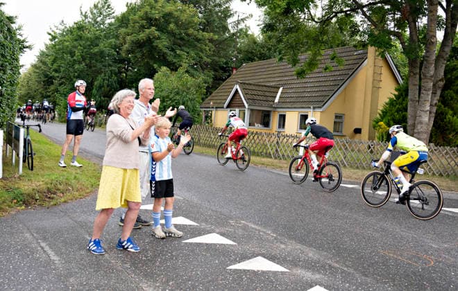 PostNord Denmark Tour - Stage 3 The peloton passes cycling fans at Ravning during stage 3 of the PostNord Denmark Tour, Friday, July 31, 2026. The stage is 202.9 kilometers long and runs from Fredericia to Vejle. , Vejle Denmark *** PostNord Denmark Tour Stage 3: The peloton passes cycling fans at Ravning during stage 3 of the PostNord Denmark Tour on Friday, July 31, 2026. The stage is 202.9 kilometers long and runs from Fredericia to Vejle, Vejle, Denmark.  Copyright: HenningxBagger HenningxBaggerx spdk20260731-155251-L