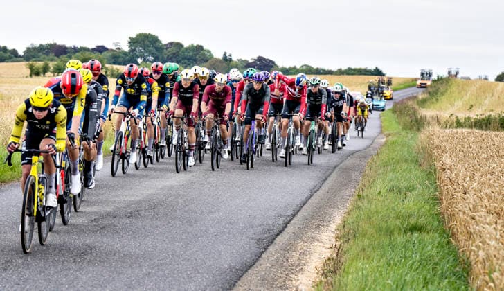 Sport Bilder des Tages PostNord Denmark Tour - Stage 3 The peloton passes a cornfield at Ravning during stage 3 of the PostNord Denmark Tour, Friday, July 31, 2026. The stage is 202.9 kilometers long and runs from Fredericia to Vejle. , Vejle Denmark *** PostNord Denmark Tour Stage 3: The peloton passes a cornfield at Ravning during Stage 3 of the PostNord Denmark Tour on Friday, July 31, 2026. The stage is 202.9 kilometers long and runs from Fredericia to Vejle, Vejle, Denmark.  Copyright: HenningxBagger HenningxBaggerx spdk20260731-155839-L