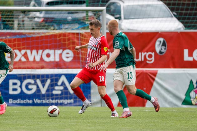 Matthias Ginter (SC Freiburg, 28) und Paul Will (SpVgg Greuther Fürth, 13) im Laufduell , Österreich, Fussball, Testspiel, 2026 2027, vs. , 31.07.2026, Schruns Fussballplatz Österreich *** Matthias Ginter of SC Freiburg, 28, and Paul Will of SpVgg Greuther Fürth, 13, in a footrace, Austria, soccer, friendly match, 2026–2027, vs., July 31, 2026, Schruns Soccer Field, Austria Copyright: xGrantxHubbsx