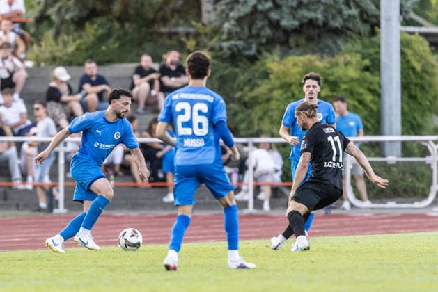 VfB Friedrichshafen vs. SSV Ulm 1846 Fußball, Fussball, Wfv-Pokal, 2. Runde, Zeppelinstadion Friedrichshafen 29.07.26 v.l. Erbas Emirhan (VfB Friedrichshafen, 25), Dennis Chessa (SSV Ulm 1846 Fußball, 11) VfB Friedrichshafen vs. SSV Ulm 1846 Fußball, Fussball, Wfv-Pokal, 2. Runde, Zeppelinstadion Friedrichshafen 29.07.26 Foto: Lucca Fundel Friedrichshafen Zeppelinstadion Baden-Württemberg Deutschland *** VfB Friedrichshafen vs. SSV Ulm 1846 Soccer, WfV Cup, 2nd Round, Zeppelinstadion Friedrichshafen, July 29, 2026, v. l. Erbas Emirhan, VfB Friedrichshafen, 25, Dennis Chessa, SSV Ulm 1846, Soccer, 11 VfB Friedrichshafen vs. SSV Ulm 1846, Soccer, WfV Cup, Round 2, Zeppelinstadion Friedrichshafen, July 29, 2026. Photo by Lucca Fundel, Friedrichshafen Zeppelinstadion, Baden-Württemberg, Germany