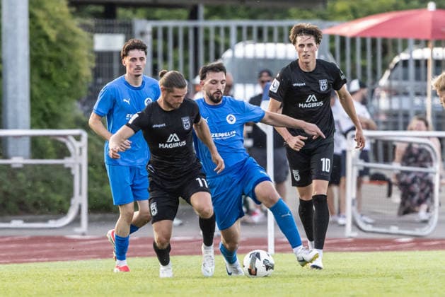 VfB Friedrichshafen vs. SSV Ulm 1846 Fußball, Fussball, Wfv-Pokal, 2. Runde, Zeppelinstadion Friedrichshafen 29.07.26 v.l. Dennis Chessa (SSV Ulm 1846 Fußball, 11), Erbas Emirhan (VfB Friedrichshafen, 25) VfB Friedrichshafen vs. SSV Ulm 1846 Fußball, Fussball, Wfv-Pokal, 2. Runde, Zeppelinstadion Friedrichshafen 29.07.26 Foto: Lucca Fundel Friedrichshafen Zeppelinstadion Baden-Württemberg Deutschland *** VfB Friedrichshafen vs. SSV Ulm 1846 Soccer, WfV Cup, 2nd Round, Zeppelinstadion Friedrichshafen, July 29, 2026, v l Dennis Chessa, SSV Ulm 1846 Soccer, 11, Erbas Emirhan VfB Friedrichshafen, 25 VfB Friedrichshafen vs. SSV Ulm 1846 Soccer, WfV Cup, Round 2, Zeppelinstadion Friedrichshafen, July 29, 2026, Photo by Lucca Fundel, Friedrichshafen, Zeppelinstadion, Baden-Württemberg, Germany