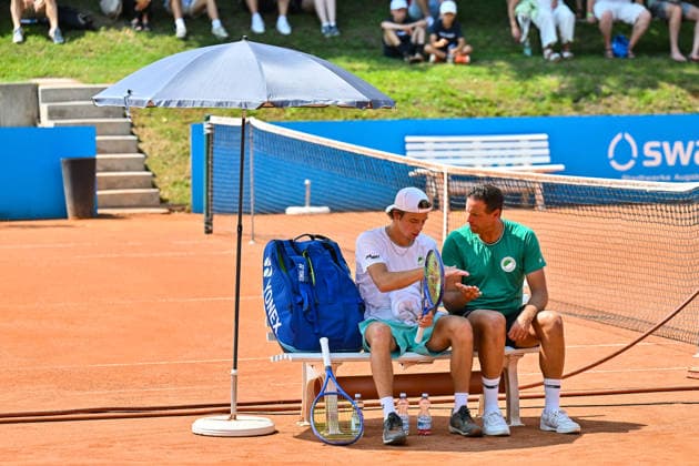 Tennis 1. Bundesliga Herren; TC Augsburg Siebentisch - TK GW Mannheim, 31.07.2026 AUGSBURG, GERMANY - 31. JULY: im Bild Niels McDONALD vom TC GW Mannheim im Gespräch mit seinem Trainer während dem Match der 1. Bundesliga Herren zwischen dem TC Augsburg und dem TK GW Mannheim am 6. Spieltag *** Men s Tennis 1st Bundesliga: TC Augsburg Siebentisch vs. TK GW Mannheim, July 31, 2026, AUGSBURG, GERMANY, JULY 31. Pictured: Niels McDONALD of TC GW Mannheim talking with his coach during the Men’s 1st Bundesliga match between TC Augsburg and TK GW Mannheim on Matchday 6. Copyright: xBEAUTIFULxSPORTS Goldbergx