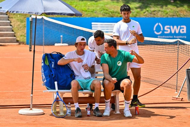 Tennis 1. Bundesliga Herren; TC Augsburg Siebentisch - TK GW Mannheim, 31.07.2026 AUGSBURG, GERMANY - 31. JULY: im Bild Niels McDONALD vom TC GW Mannheim im Gespräch mit seinem Trainer während dem Match der 1. Bundesliga Herren zwischen dem TC Augsburg und dem TK GW Mannheim am 6. Spieltag *** Men s Tennis 1st Bundesliga: TC Augsburg Siebentisch vs. TK GW Mannheim, July 31, 2026, AUGSBURG, GERMANY, JULY 31. Pictured: Niels McDONALD of TC GW Mannheim talking with his coach during the Men’s 1st Bundesliga match between TC Augsburg and TK GW Mannheim on Matchday 6. Copyright: xBEAUTIFULxSPORTS Goldbergx