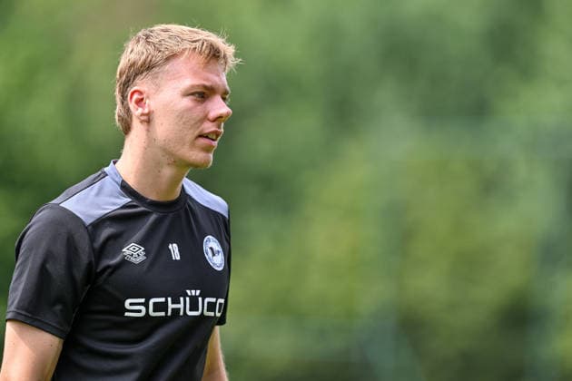 260731 Standard de Liege vs Arminia Bielefeld Leo Oppermann (18) of Arminia Bielefeld during a friendly soccer game in the preparations ahead of the Jupiler Pro League season 2026 - 2027 between Standard de Liege and Arminia Bielefeld from Germany on July 31 , 2026 in Liege, Belgium. (Photo by Stijn Audooren Isosport) Liege SL16 Football Campus Liege Belgium  Copyright: xIsosportxStijnxAudoorenx
