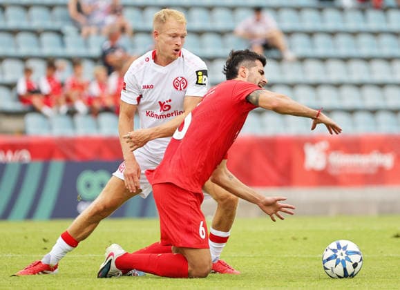 SOCCER - Mainz vs Al-Ahli, test match KUFSTEIN,AUSTRIA,31.JUL.26 - SOCCER - 1. DFL, 1. Deutsche Bundesliga, UAE Pro League, 1. FSV Mainz 05 vs Shabab Al-Ahli, test match. Image shows Andreas Hanche Olsen (Mainz) and Saeid Ezatolahi (Shabab Al-Ahli).  GEPAxpictures xThomasxBachun