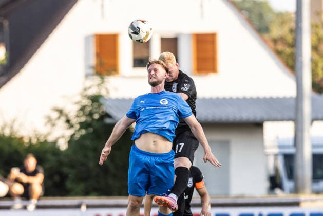 VfB Friedrichshafen vs. SSV Ulm 1846 Fußball, Fussball, Wfv-Pokal, 2. Runde, Zeppelinstadion Friedrichshafen 29.07.26 v.l. Dennis Blaser (VfB Friedrichshafen, 22), Leon Müller (SSV Ulm 1846 Fußball, 17) VfB Friedrichshafen vs. SSV Ulm 1846 Fußball, Fussball, Wfv-Pokal, 2. Runde, Zeppelinstadion Friedrichshafen 29.07.26 Foto: Lucca Fundel Friedrichshafen Zeppelinstadion Baden-Württemberg Deutschland *** VfB Friedrichshafen vs. SSV Ulm 1846 Soccer, WfV Cup, 2nd Round, Zeppelinstadion Friedrichshafen, July 29, 2026, photo by Dennis Blaser, VfB Friedrichshafen, 22, Leon Müller, SSV Ulm 1846, soccer, 17 VfB Friedrichshafen vs. SSV Ulm 1846, soccer, WfV Cup, Round 2, Zeppelin Stadium, Friedrichshafen, July 29, 2026. Photo by Lucca Fundel, Friedrichshafen, Zeppelin Stadium, Baden-Württemberg, Germany