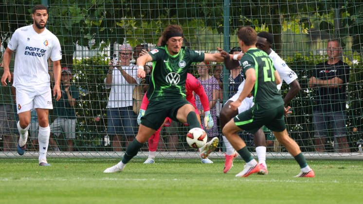 VfL vs SC Telstar, Testspiel Wolfsburg, 31.07.2026, Fußball, Herren, Saison 2026 2027, Testspiel, VfL Wolfsburg vs. SC Telstar, Robert Glatzel (VfL Wolfsburg) jubelt mit Mannschaftskollegen nach seinem Tor zum1:0 VW Arena Deutschland *** VfL vs. SC Telstar, Friendly Match, Wolfsburg, July 31, 2026, Soccer, Men s, 2026–2027 season, Friendly match, VfL Wolfsburg vs. SC Telstar, Robert Glatzel of VfL Wolfsburg celebrates with his teammates after scoring the 1–0 goal at VW Arena, Germany