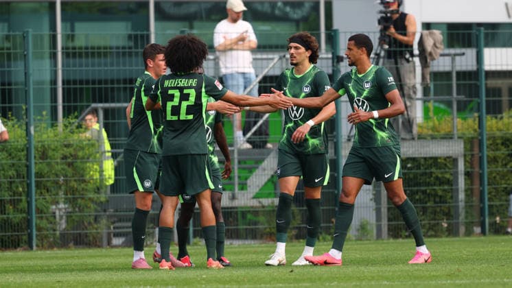 VfL vs SC Telstar, Testspiel Wolfsburg, 31.07.2026, Fußball, Herren, Saison 2026 2027, Testspiel, VfL Wolfsburg vs. SC Telstar, Robert Glatzel (VfL Wolfsburg) jubelt mit Mannschaftskollegen nach seinem Tor zum1:0 VW Arena Deutschland *** VfL vs. SC Telstar, Friendly Match in Wolfsburg, July 31, 2026, Soccer, Men s, 2026–2027 season, Friendly match, VfL Wolfsburg vs. SC Telstar, Robert Glatzel of VfL Wolfsburg celebrates with his teammates after scoring the 1–0 goal at VW Arena, Germany