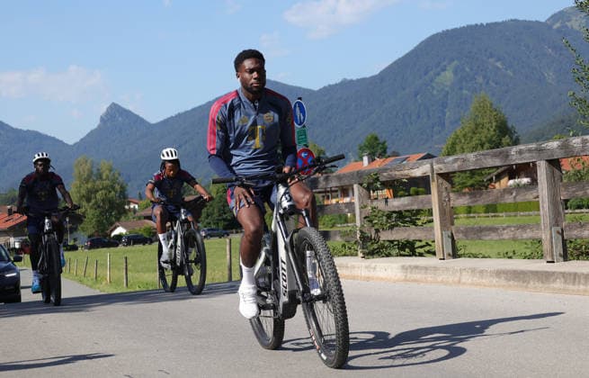 28.07.2026, FC Bayern Muenchen, Trainingslager am Tegernsee , Fussball, im Bild: Bara Sapoko Ndiaye (FC Bayern Muenchen), Wisdom Mike (FC Bayern Muenchen) und Alphons Davies (FC Bayern Muenchen) *** July 28, 2026, FC Bayern Munich, training camp at Lake Tegernsee, soccer, sports, pictured: Bara Sapoko Ndiaye (FC Bayern Munich), Wisdom Mike (FC Bayern Munich), and Alphons Davies (FC Bayern Munich)