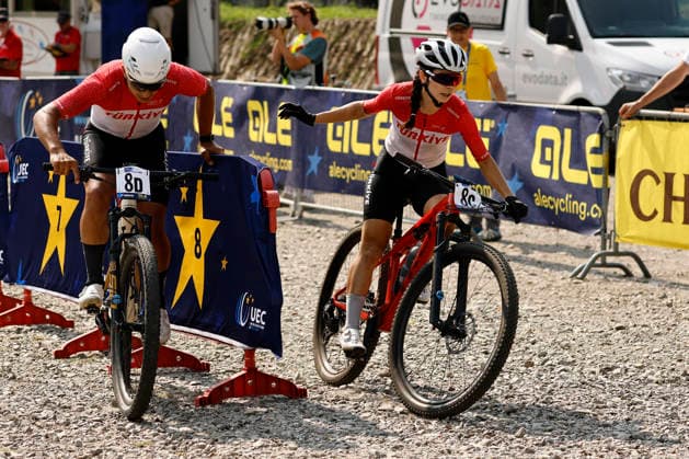 31.07.2026, Monteceneri, Monte Ceneri, 2026 UEC MTB European Championship, EM, Europameisterschaft XCR Team Relay s Final (cross country team relay) Azize Bekar 8C (TUR, Elite Women) launching Eren Gecim 8D (TUR, Junior Men) Monteceneri Monte Ceneri Ticino Switzerland *** July 31, 2026, Monteceneri, Monte Ceneri, 2026 UEC MTB European Championship XCR Team Relay Final—cross-country team relay: Azize Bekar 8C TUR, Elite Women; Eren Gecim 8D TUR, Junior Men; Monteceneri, Monte Ceneri, Ticino, Switzerland Copyright: xJustPictures.ch FrancescoxMinghettix jp-en-FrMi-_NG_0688