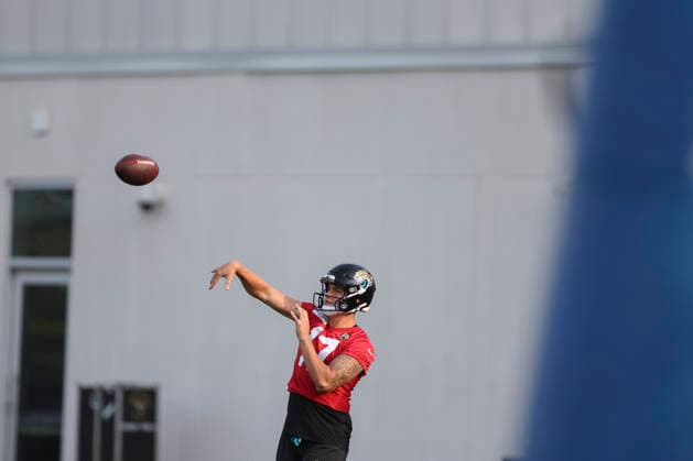 JACKSONVILLE, FL - JULY 31: Jacksonville Jaguars quarterback Joey Aguilar (17) throws a pass during training camp on July 31, 2026 at the Miller Electric Center in Jacksonville, Fl. (Photo by David Rosenblum Icon Sportswire) NFL, American Football Herren, USA JUL 31 Jaguars Training Camp EDITORIAL USE ONLY Icon260731227463