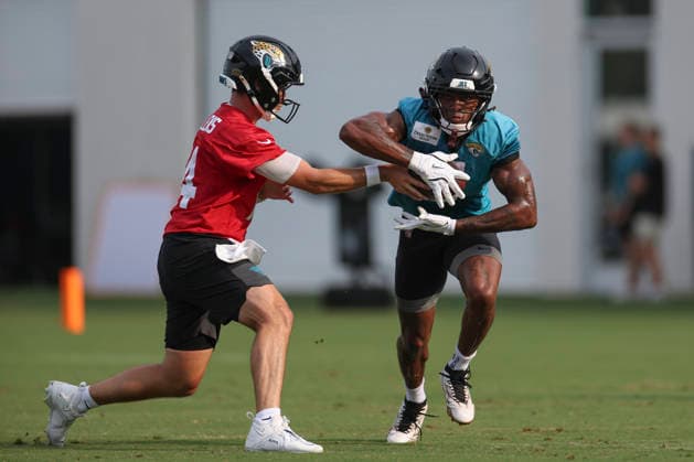 JACKSONVILLE, FL - JULY 31: Jacksonville Jaguars running back LeQuint Allen Jr. (5) and Jacksonville Jaguars quarterback Nick Mullens (14) work on a drill during training camp on July 31, 2026 at the Miller Electric Center in Jacksonville, Fl. (Photo by David Rosenblum Icon Sportswire) NFL, American Football Herren, USA JUL 31 Jaguars Training Camp EDITORIAL USE ONLY Icon260731227482
