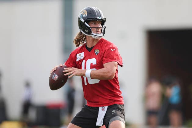 JACKSONVILLE, FL - JULY 31: Jacksonville Jaguars quarterback Trevor Lawrence (16) throws a pass during training camp on July 31, 2026 at the Miller Electric Center in Jacksonville, Fl. (Photo by David Rosenblum Icon Sportswire) NFL, American Football Herren, USA JUL 31 Jaguars Training Camp EDITORIAL USE ONLY Icon260731227490